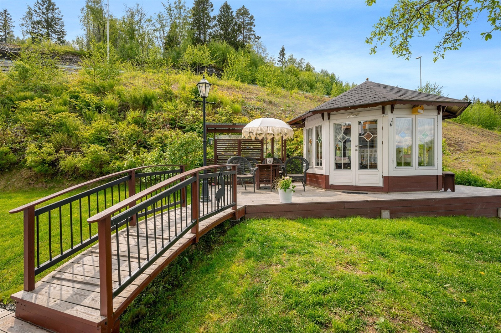 Lysthuset ble oppført i 2020 som et stilsikkert bidrag til eiendommen. Galleribilde