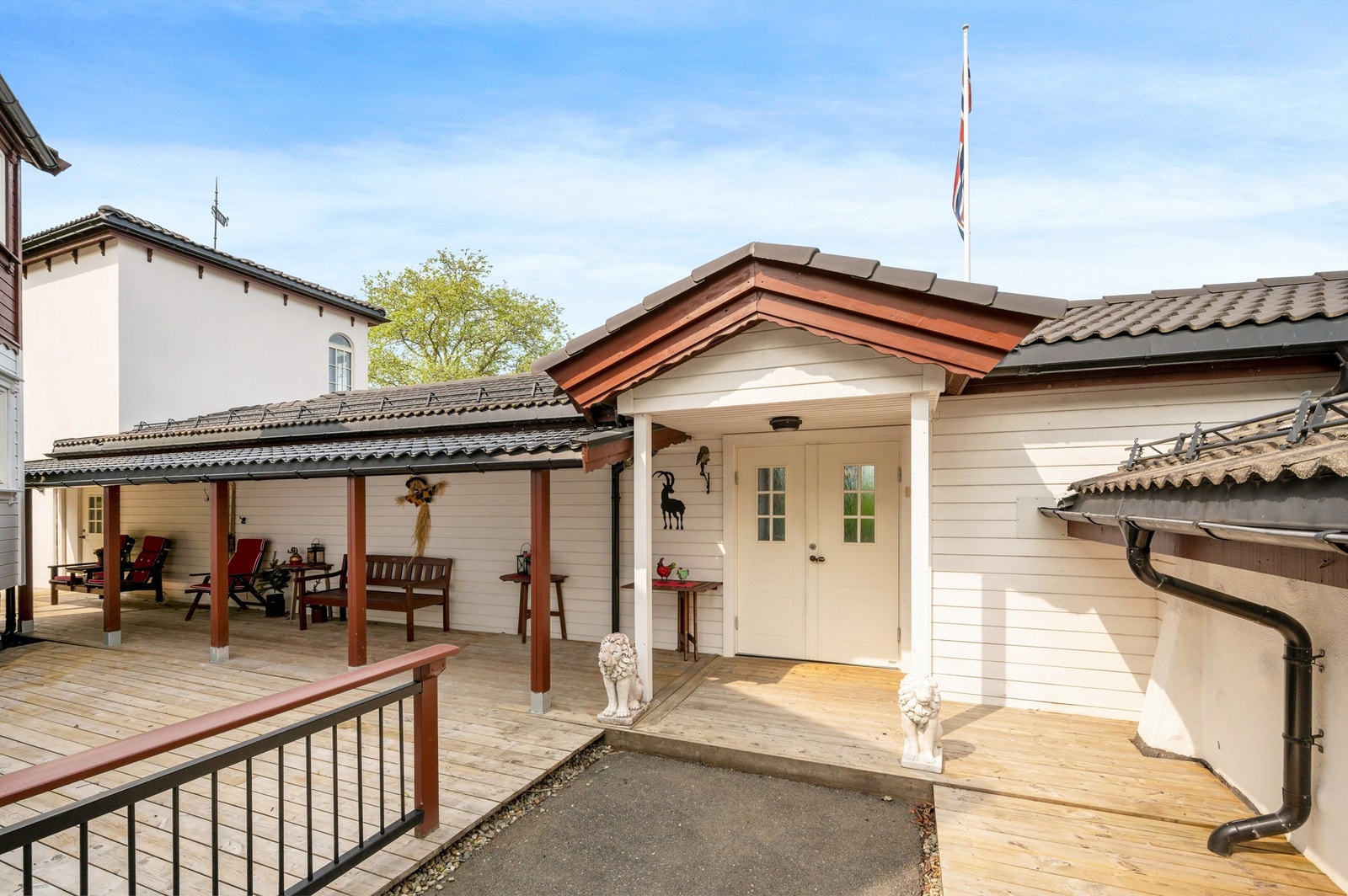 Arealet fordeler seg på to store plan samt loftsetasje og en tårnstue. Galleribilde