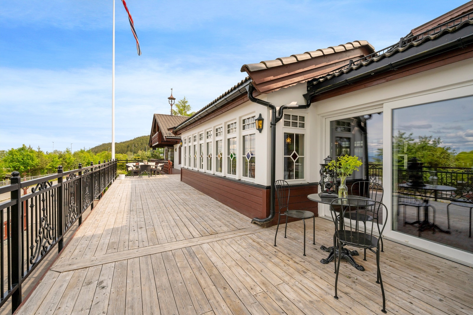 I tillegg til en grønn og frodig hage kretser 144 kvm terrasse/veranda rundt store deler av boligen. Galleribilde