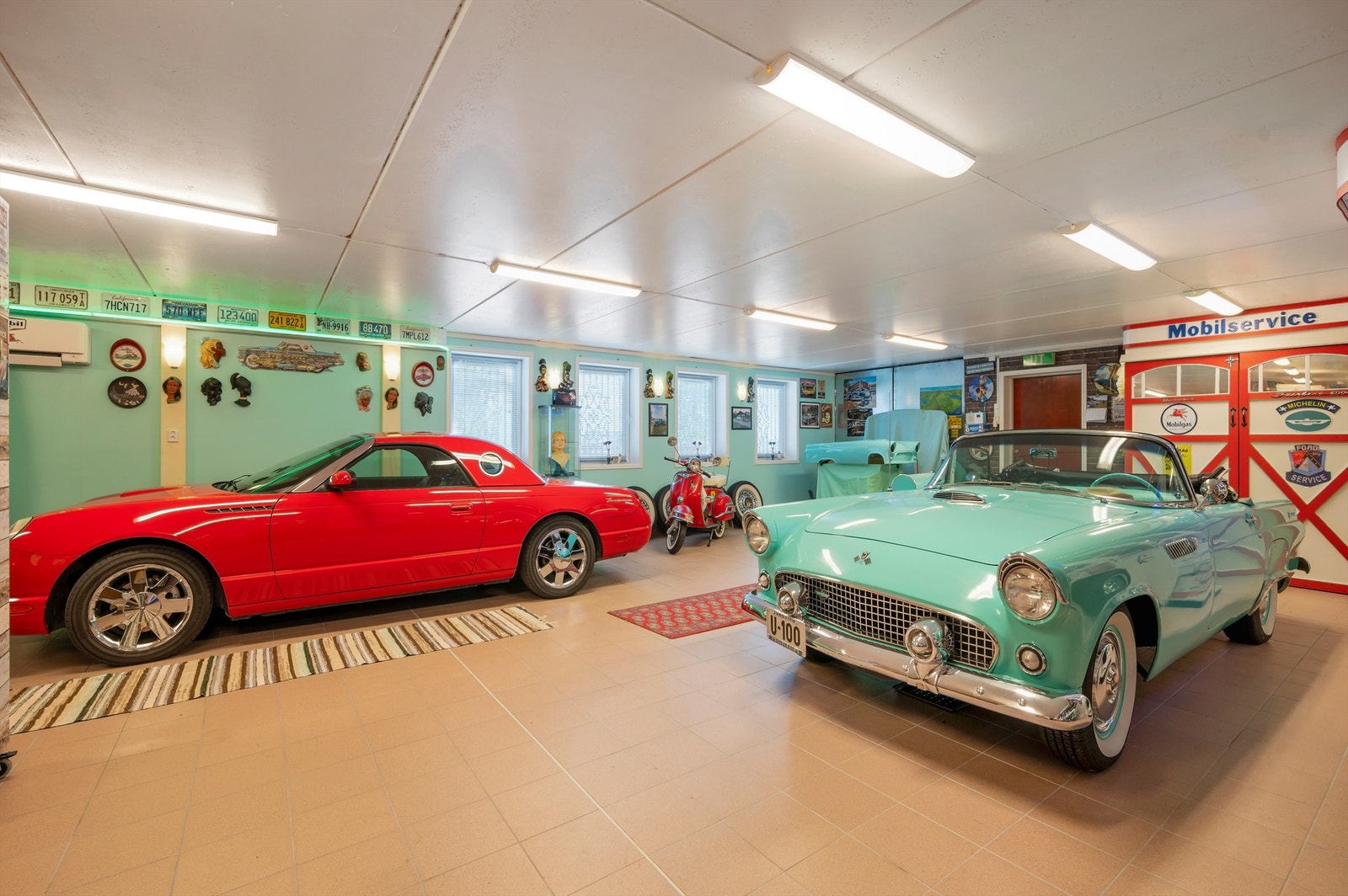 Per i dag har begge garasjerom til sammen plass til sju biler. Galleribilde