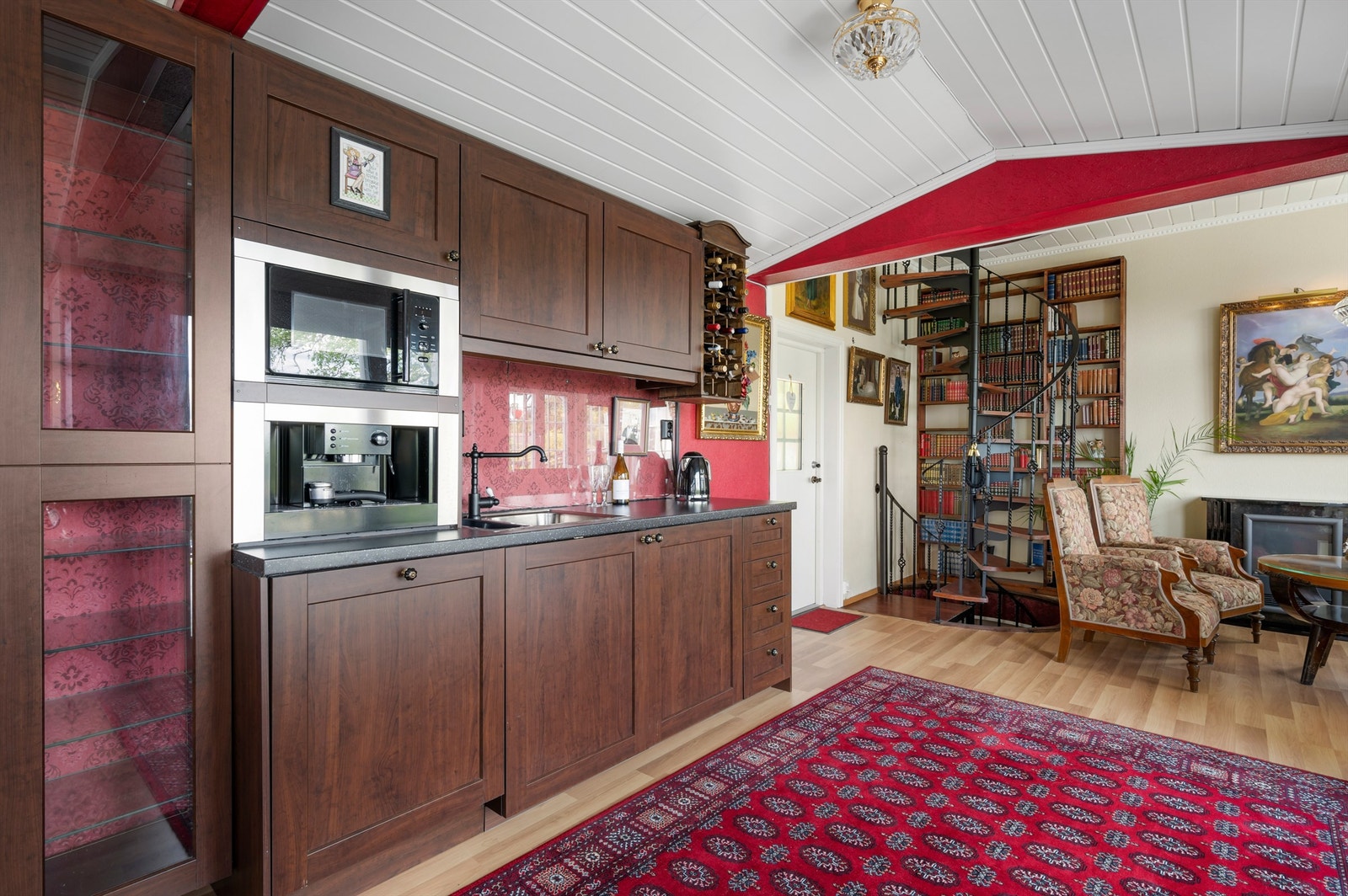 Ved spisestua er det satt inn et avlastningskjøkken med oppvask- og oppvarmingsmuligheter. Galleribilde