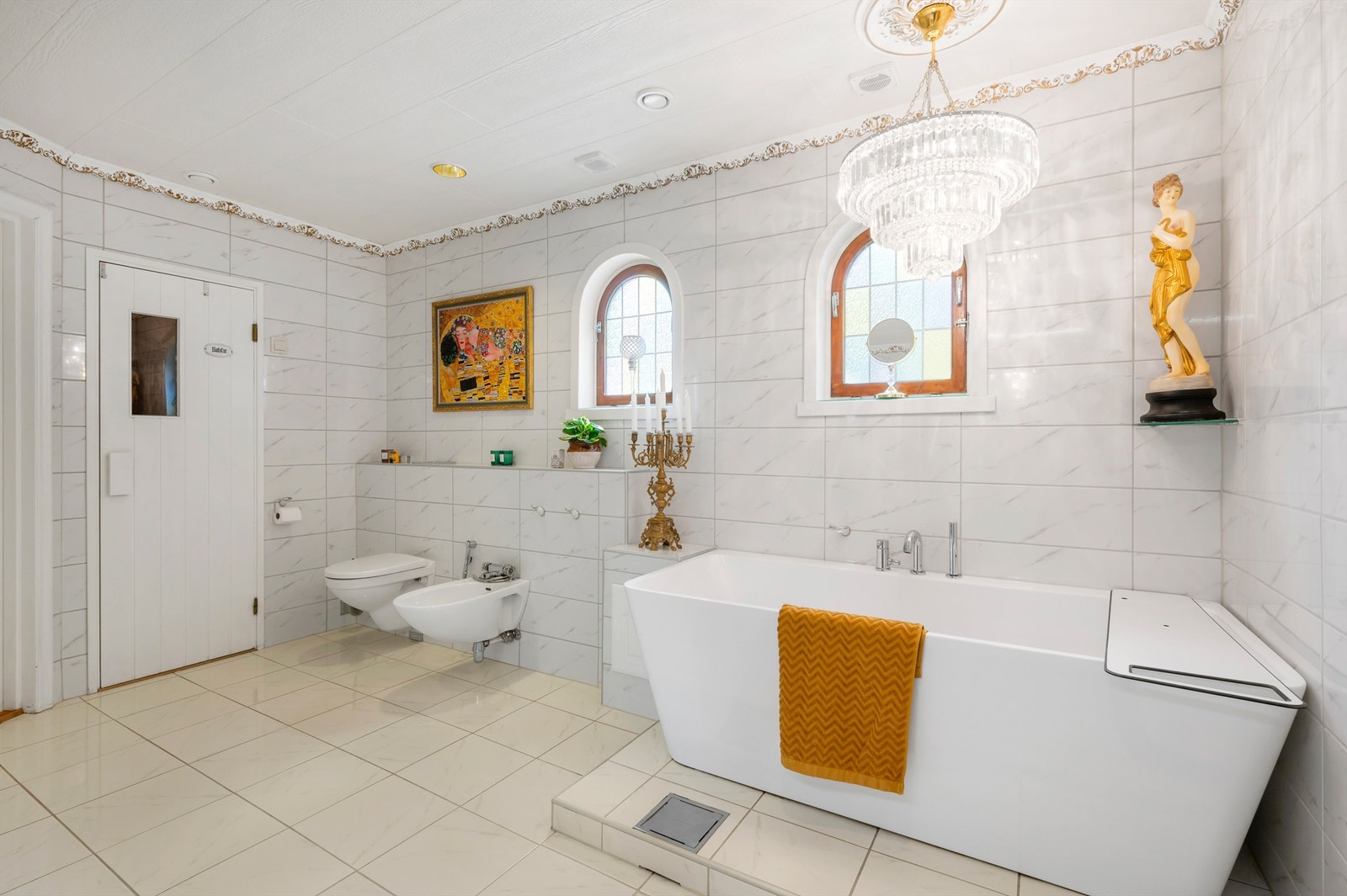 Rommet har mange iøynefallende detaljer, slik som listverk, stukkatur og fargeglass. Galleribilde