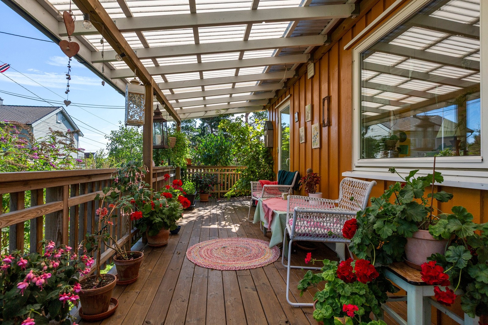 Stor veranda som er delvis overbygd Galleribilde