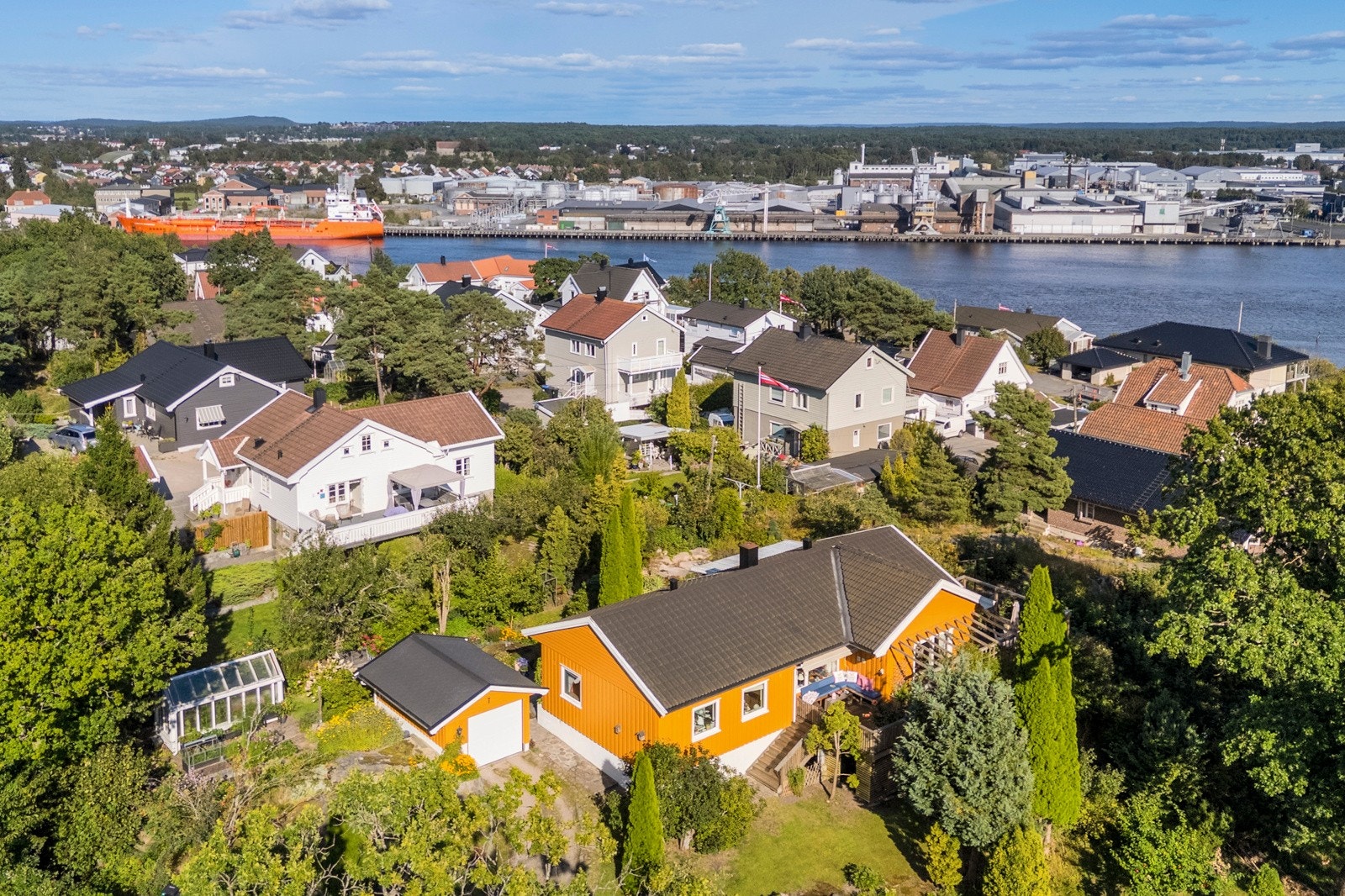 Flott beliggenhet med fantastisk hage Galleribilde