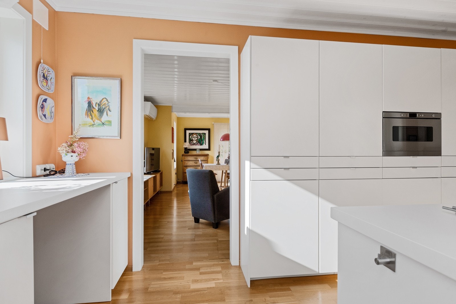 Kjøkkenet har en stor lys innredning Galleribilde