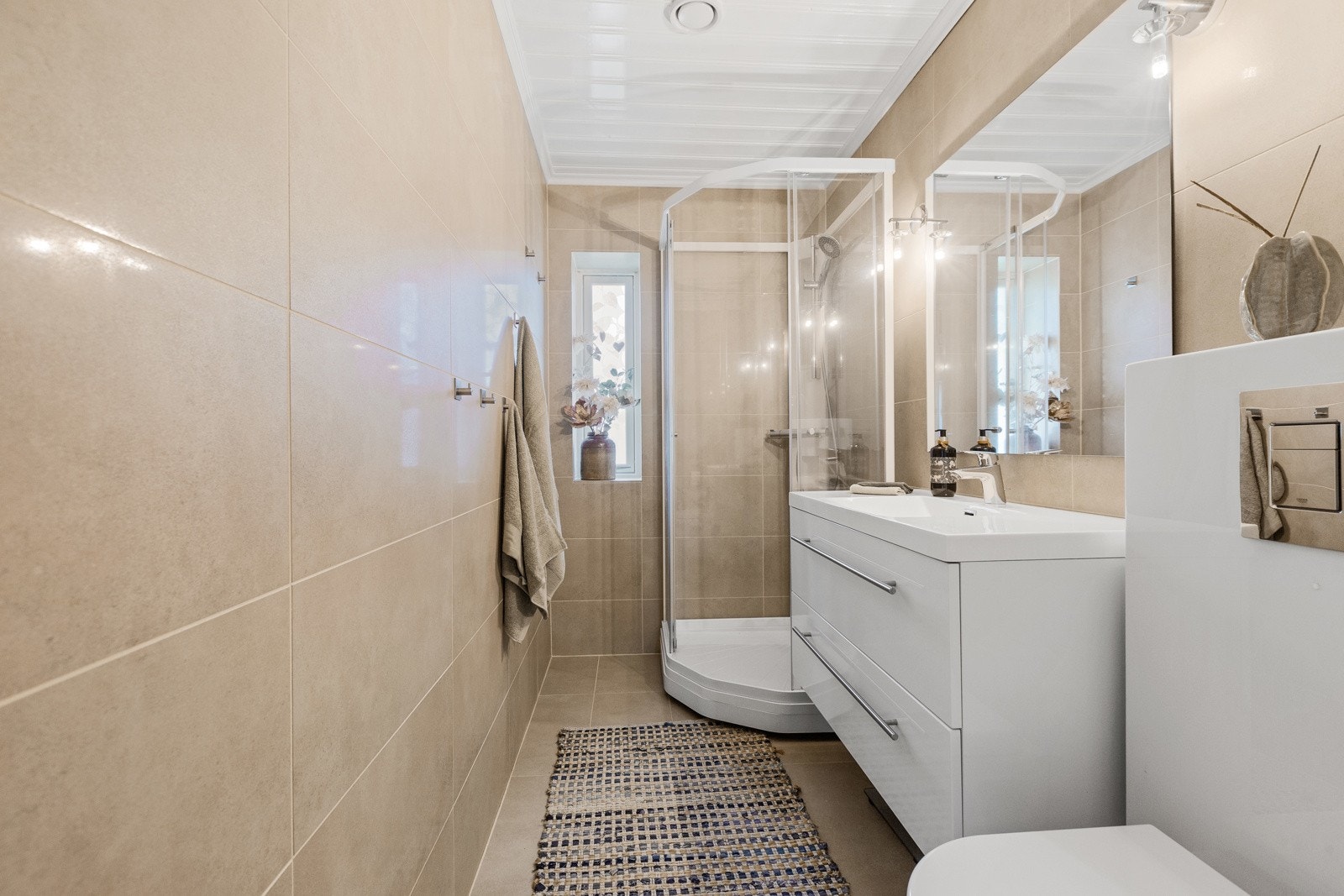 Badet er flislagt med varmekabler Galleribilde