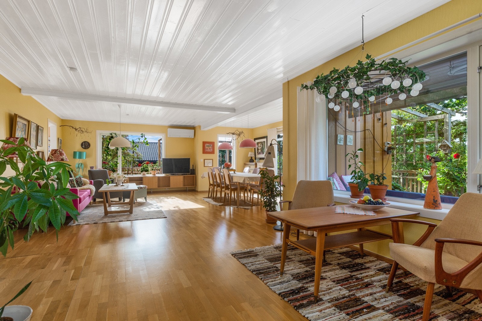 Stuen er meget stor og har god plass til flere sittegrupper Galleribilde