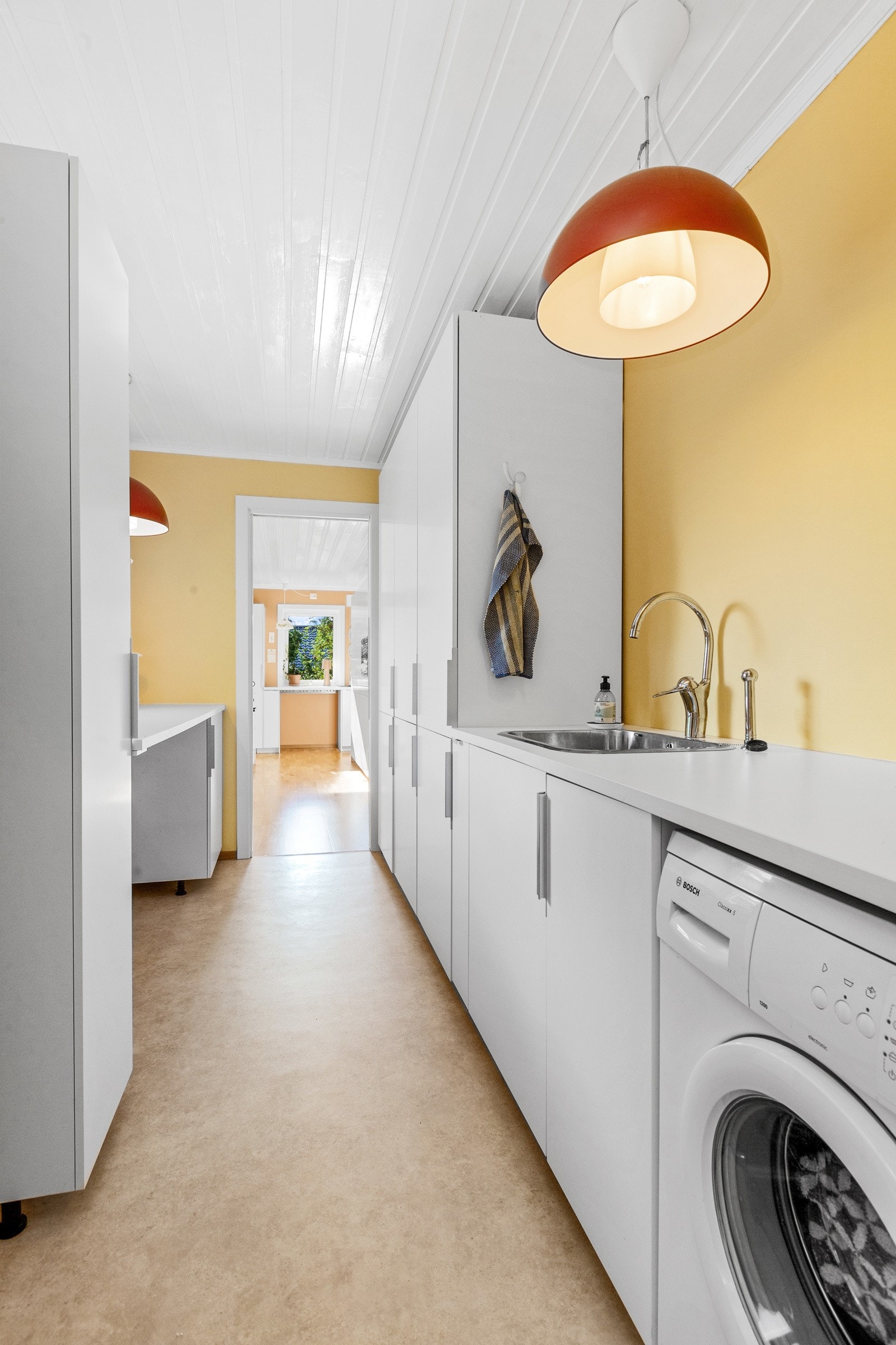 Stort praktisk vaskerom som også har god med skap og benkplass Galleribilde