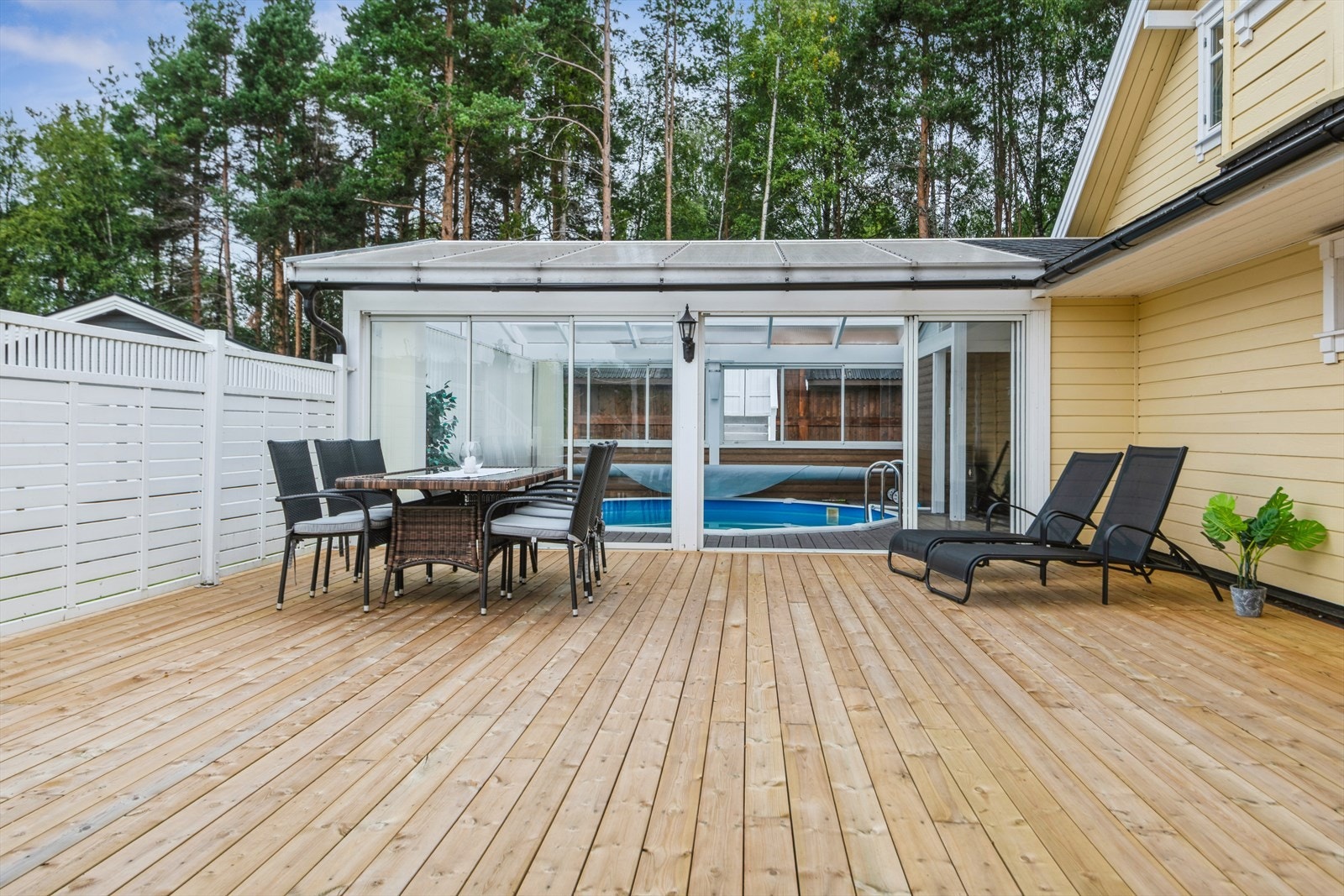 Fra terrassen er det direkte adkomst til det innglassede bassengrommet Galleribilde