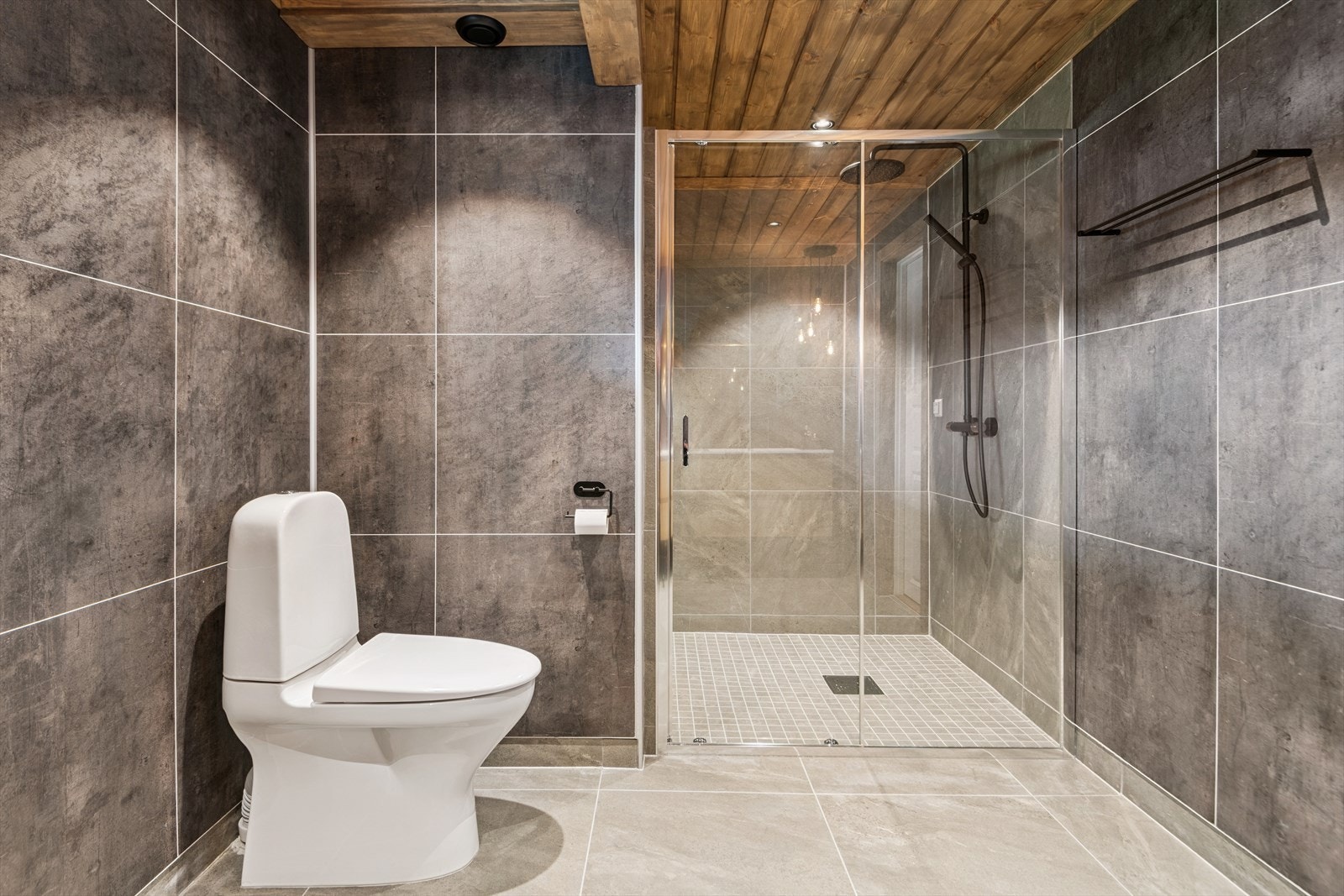 Romslig dusjnisje med glassdører og regnfallsdusj Galleribilde