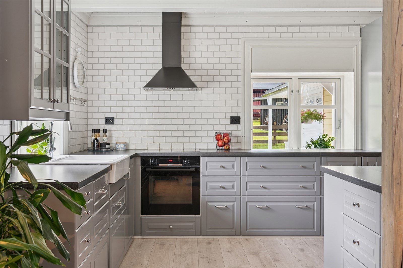 Kjøkkenet fra 2014 har profilerte fronter og alle hvitevarer integrert Galleribilde