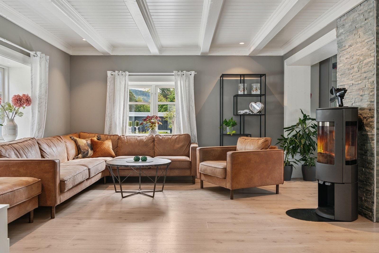 Stuen har en moderne vedovn fra 2014 som gir lun varme Galleribilde