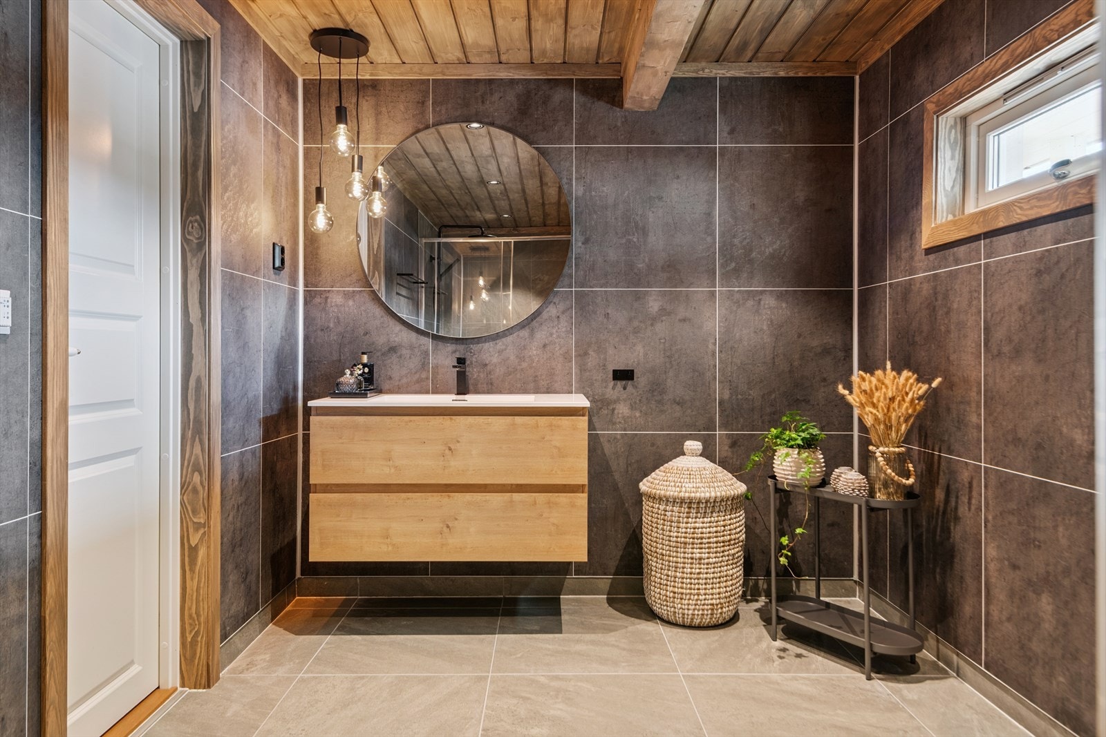 Delikat bad pusset opp i 2025 med stilren innredning og moderne detaljer Galleribilde