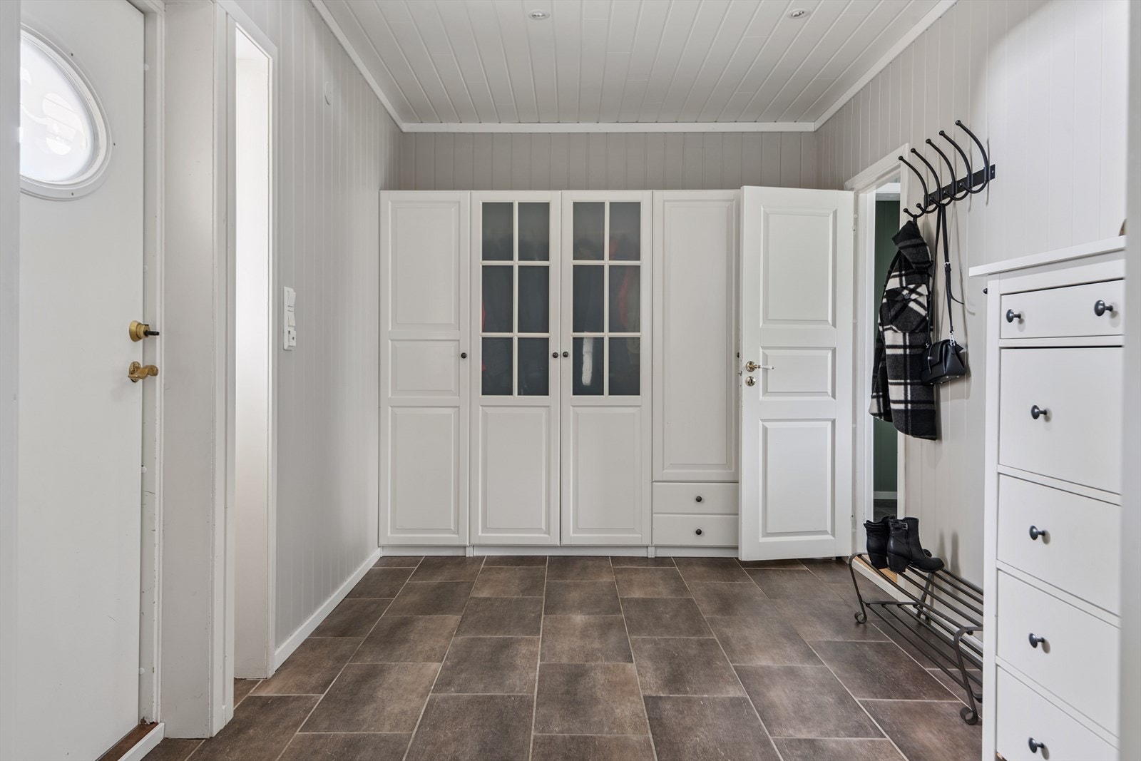 Praktisk entré med flislagt gulv og gode muligheter for garderobeløsning Galleribilde