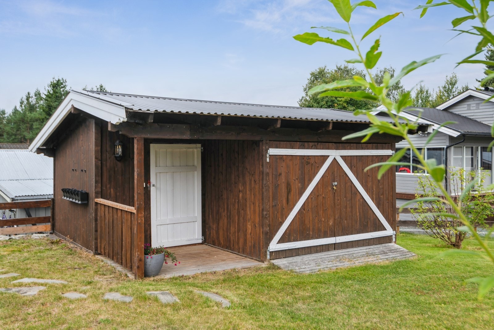 Praktisk uthus med god plass for oppbevaring av hageredskaper og utstyr Galleribilde