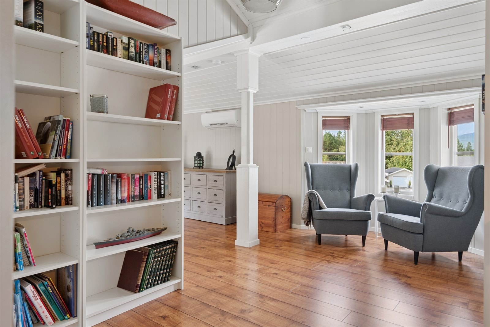 Loftstuen er et fleksibelt rom som kan innredes som bibliotek eller TV-stue Galleribilde