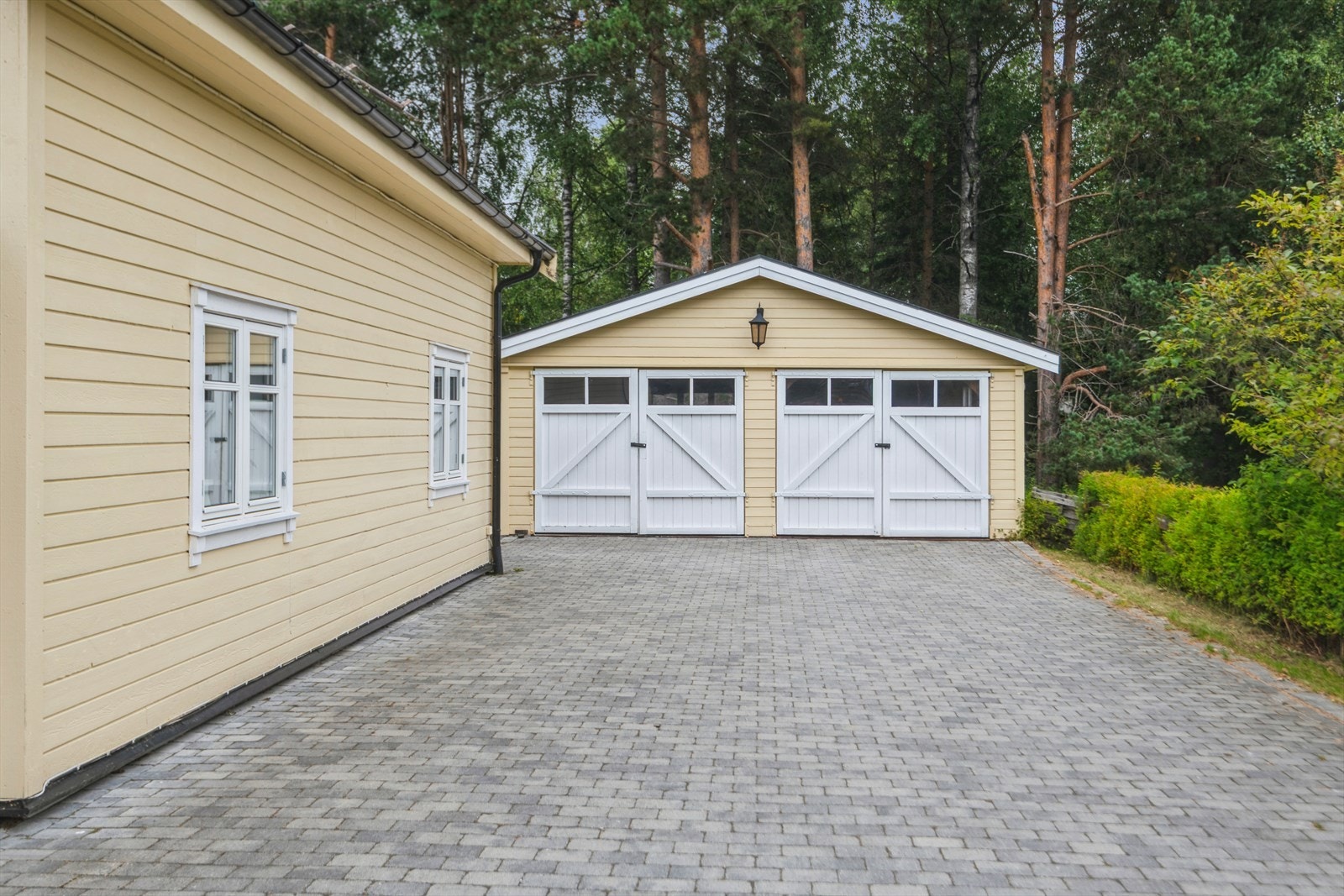 Frittstående garasjebygg med god plass og gode oppbevaringmuligheter Galleribilde