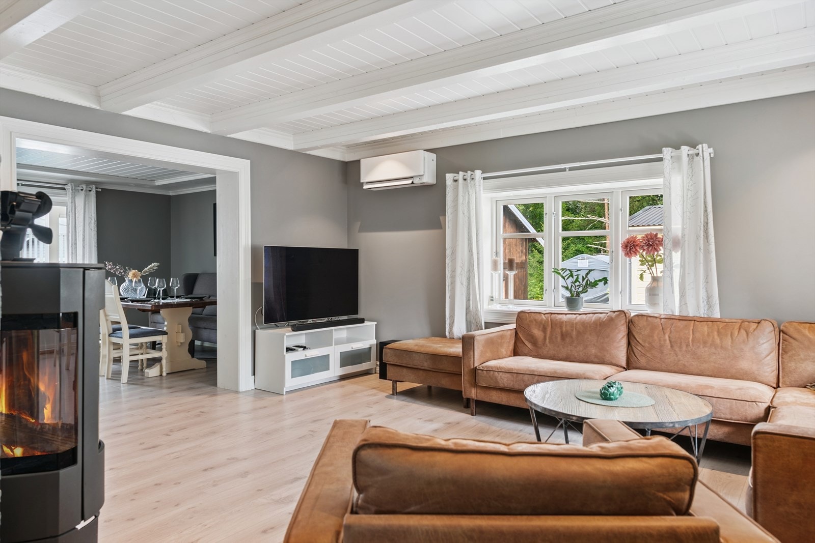 Åpen løsning mellom stue og spisestue Galleribilde