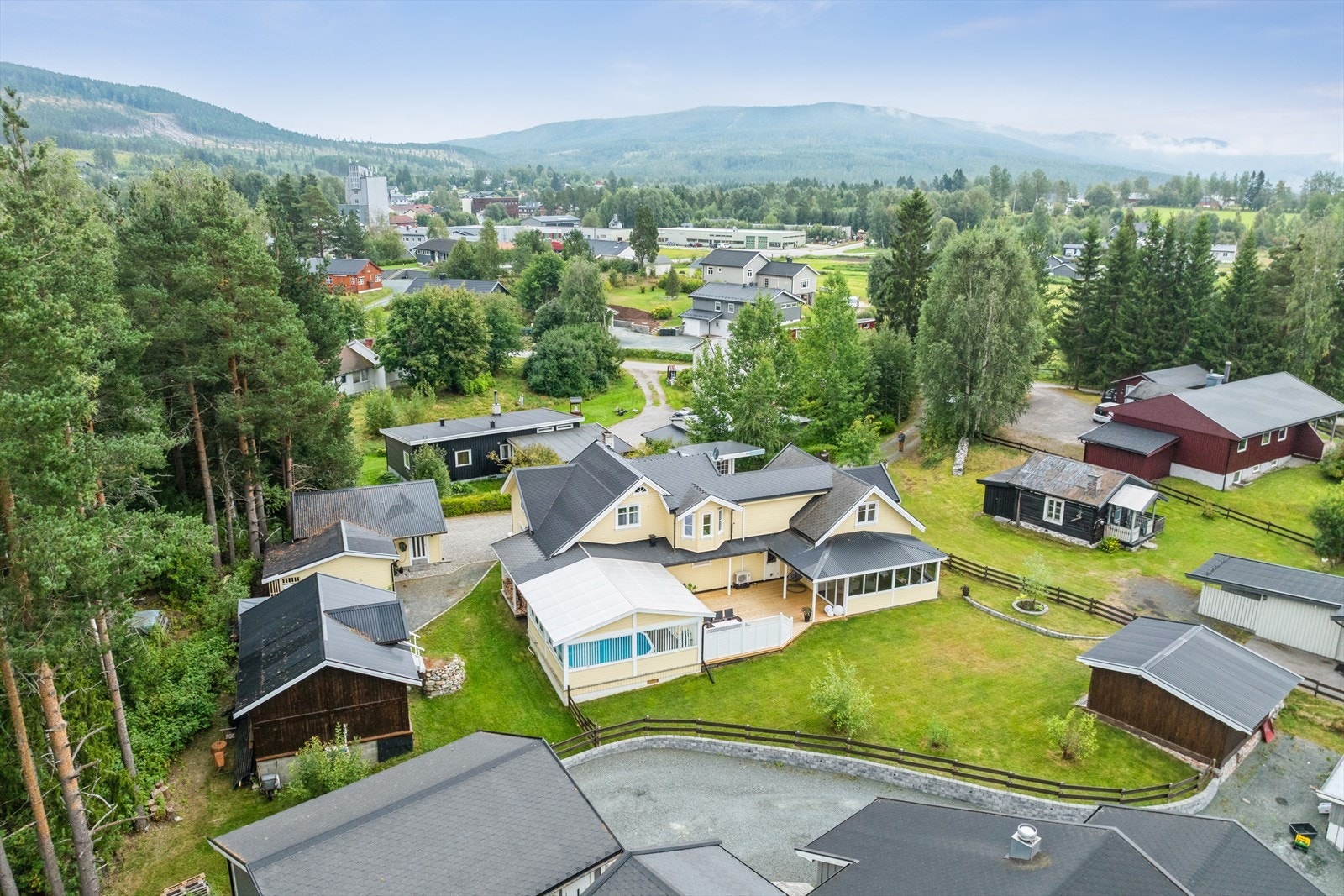 Attraktiv beliggenhet vest for Koppang sentrum, i et rolig nabolag med kort vei til servicetilbud Galleribilde