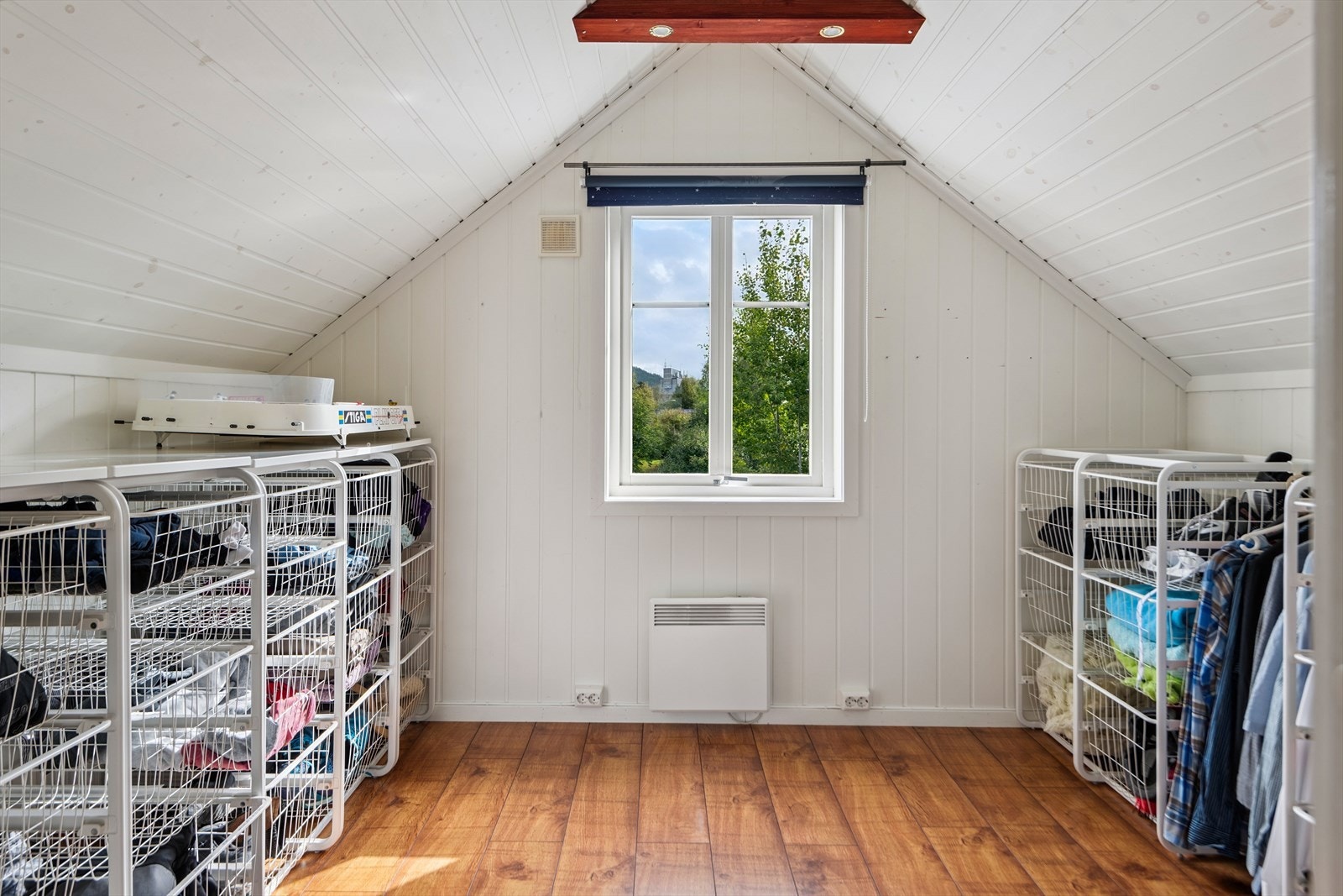 Praktisk rom på loftet, ideelt som walk-in-closet eller ekstra bod Galleribilde