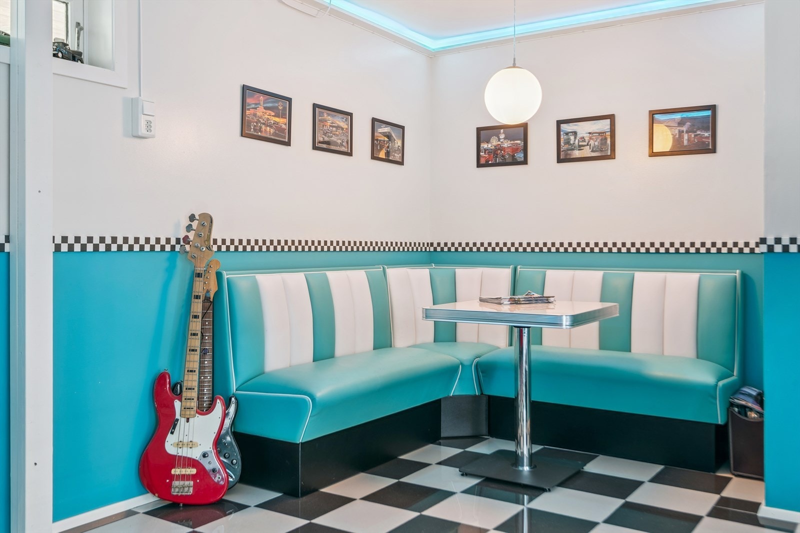 Garasjen er unikt innredet med en egen "diner"-krok for sosiale stunder Galleribilde