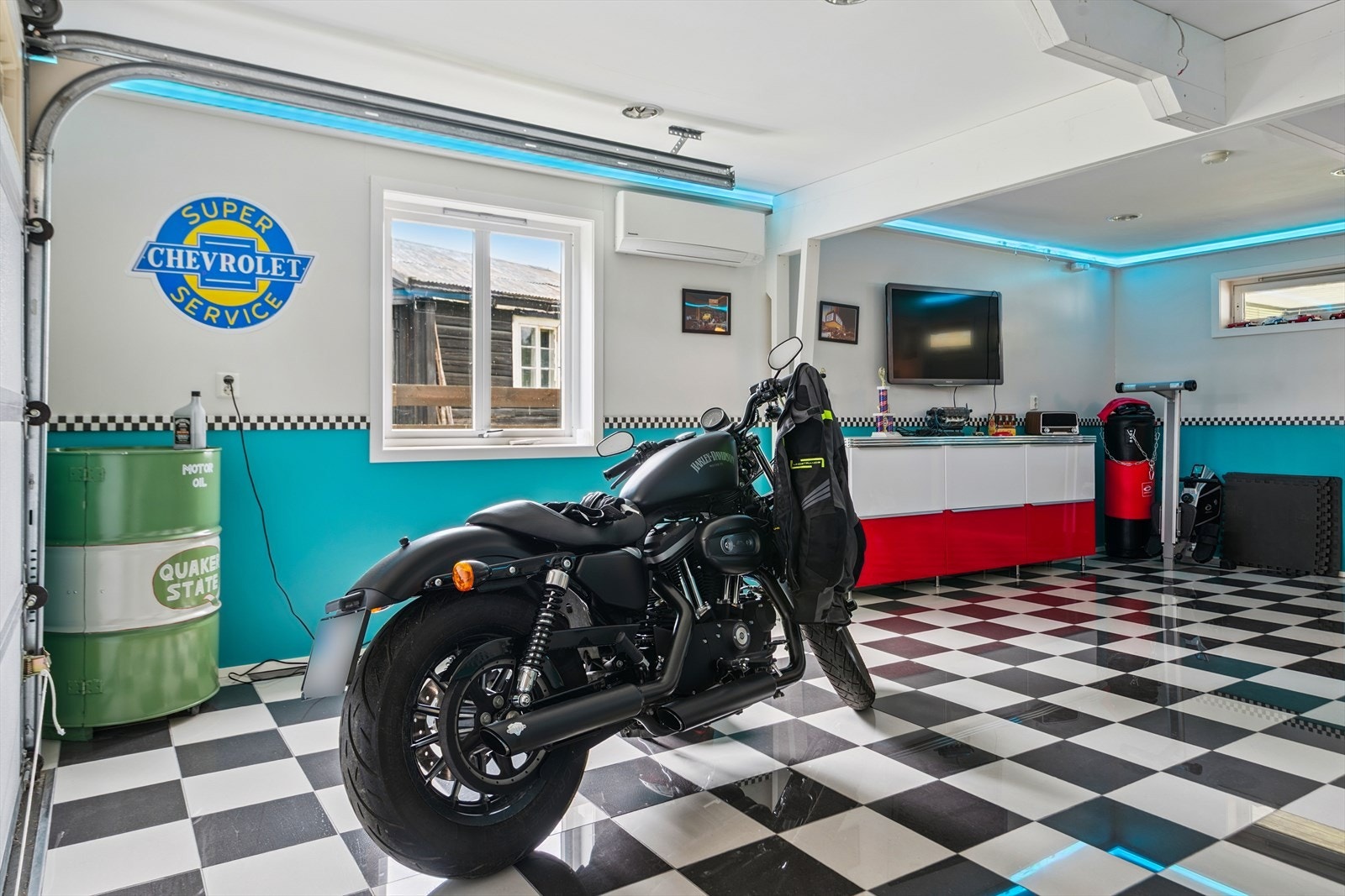 Garasje i tilknytning til boligen med flislagt gulv og egen varmepumpe Galleribilde