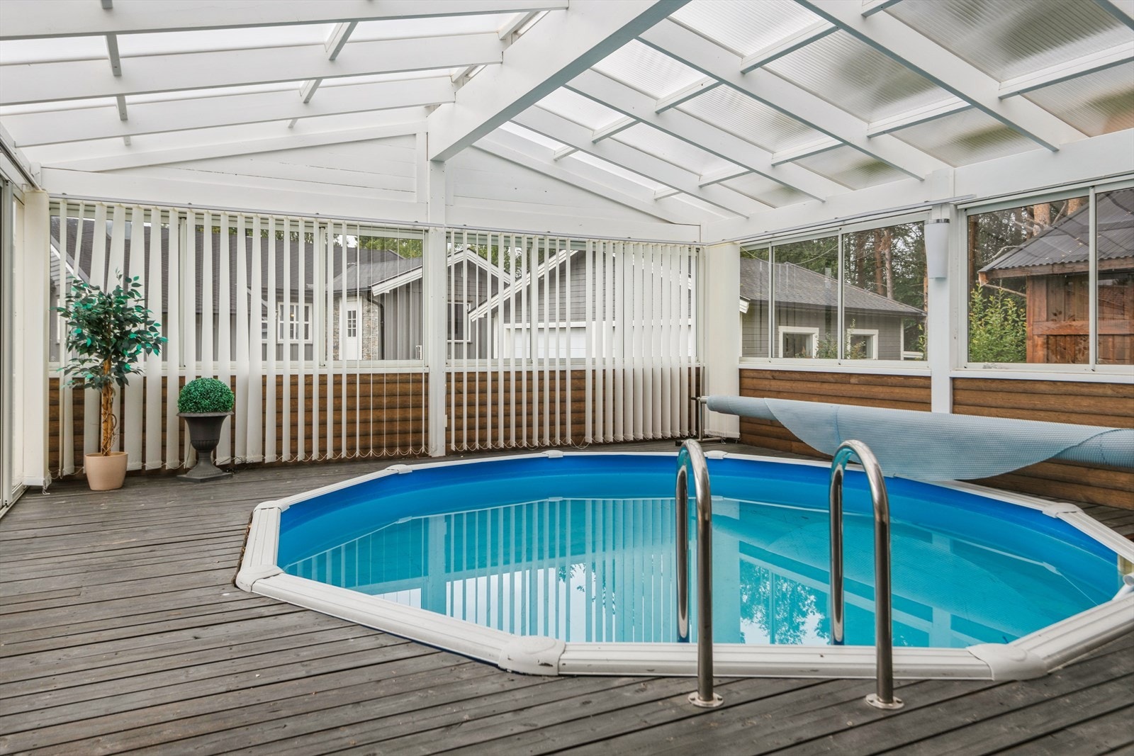 Innglasset bassengrom som forlenger badesesongen Galleribilde