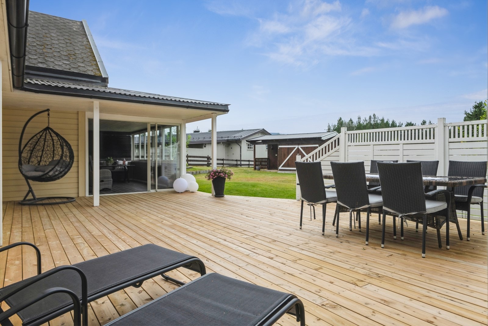 Den romslige terrassen har god plass til flere sosiale soner. Galleribilde