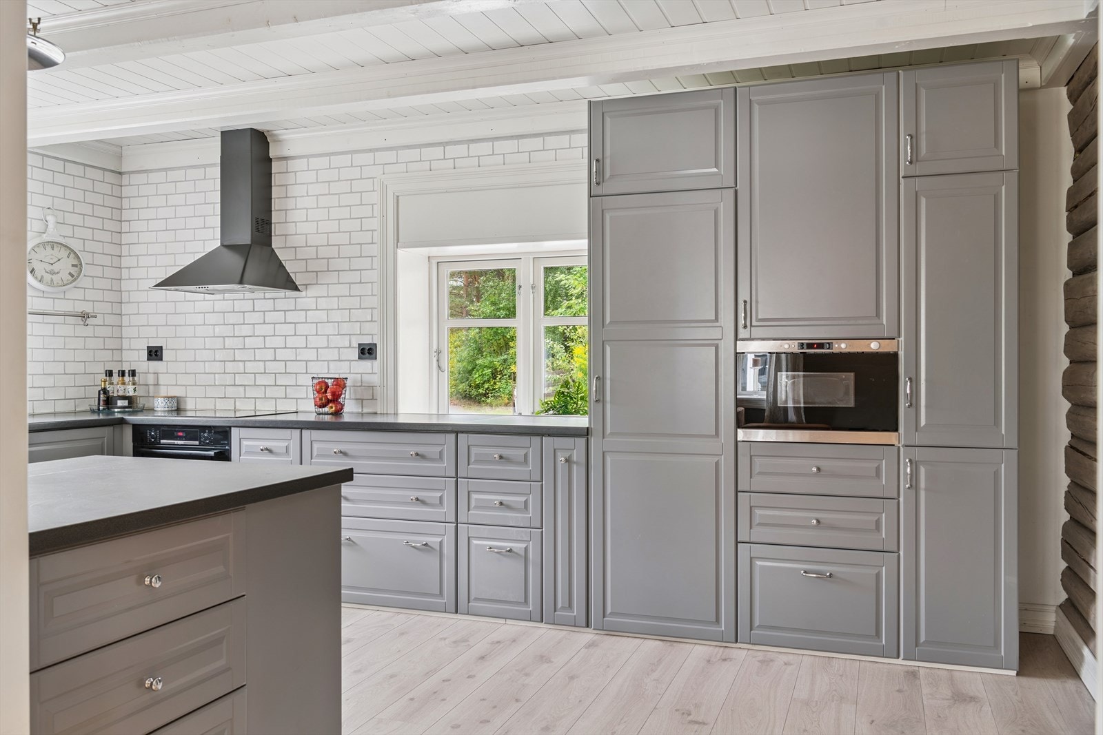 Høyskap med integrert stekeovn og mikrobølgeovn Galleribilde