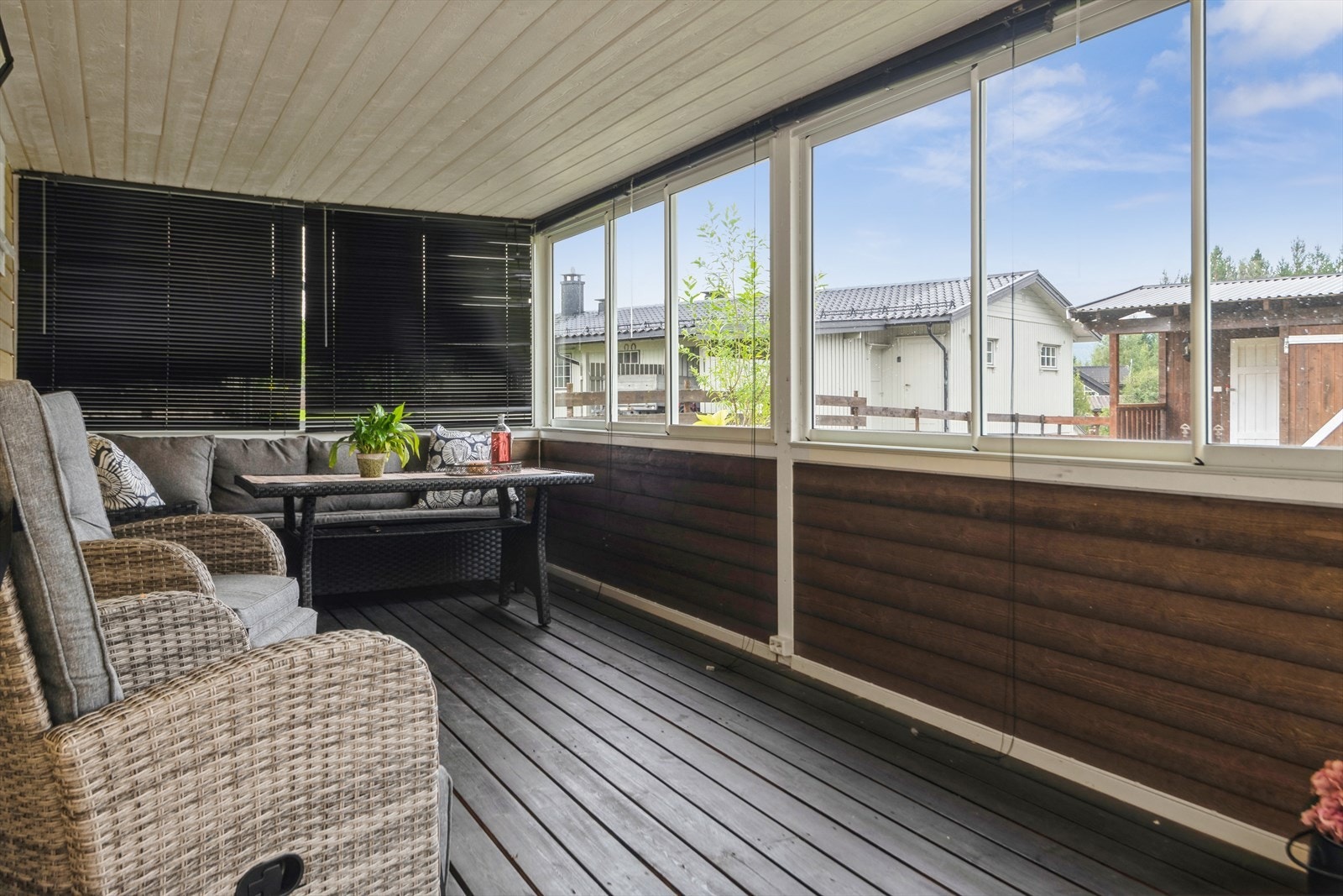 En lun og innglasset sommerstue gir et ekstra oppholdsrom med nærhet til hagen Galleribilde