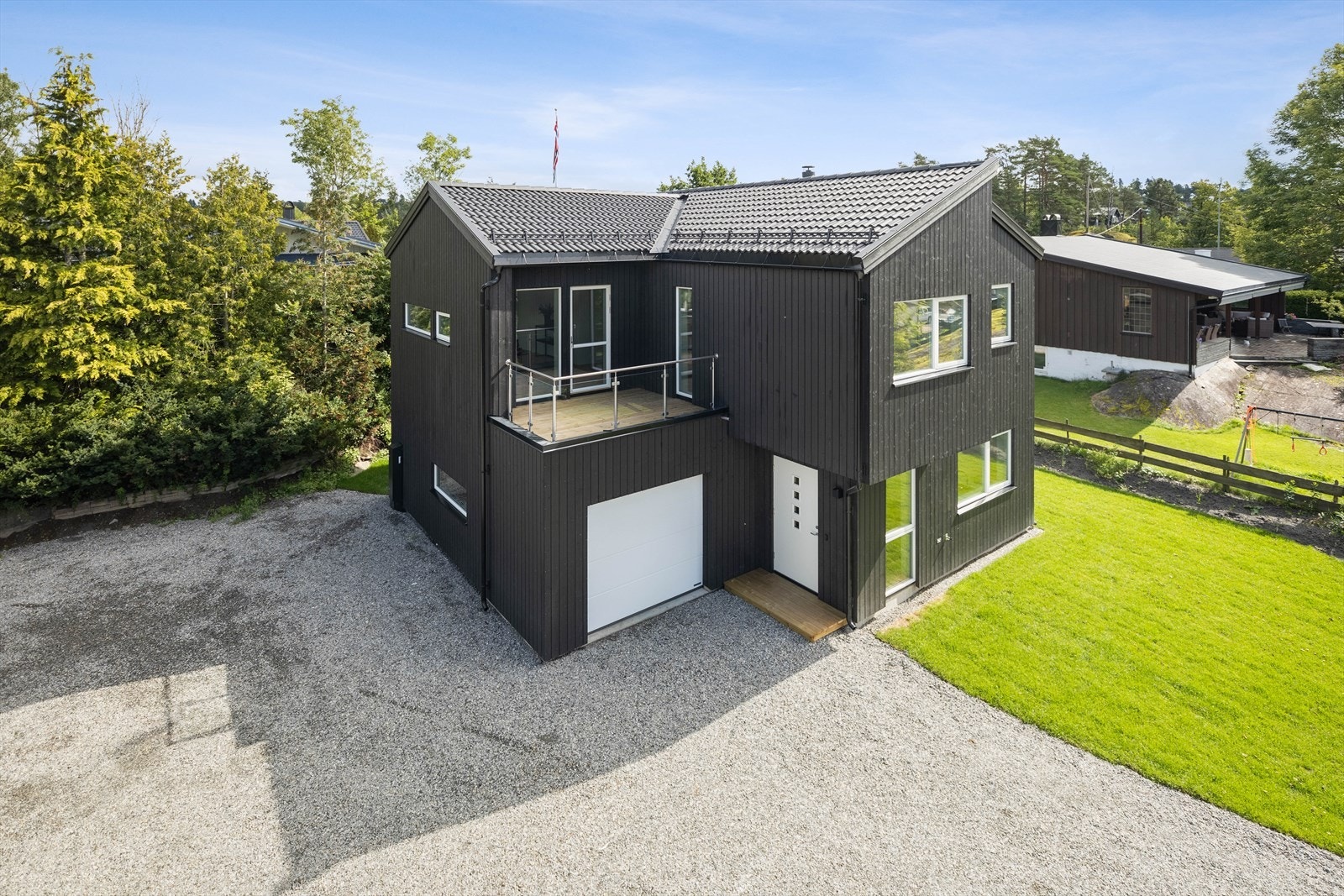 Eiendommen er beliggende i et lite, etablert og barnevennlig (tun)boområdene på Kjærnes i Ås Kommune. Galleribilde