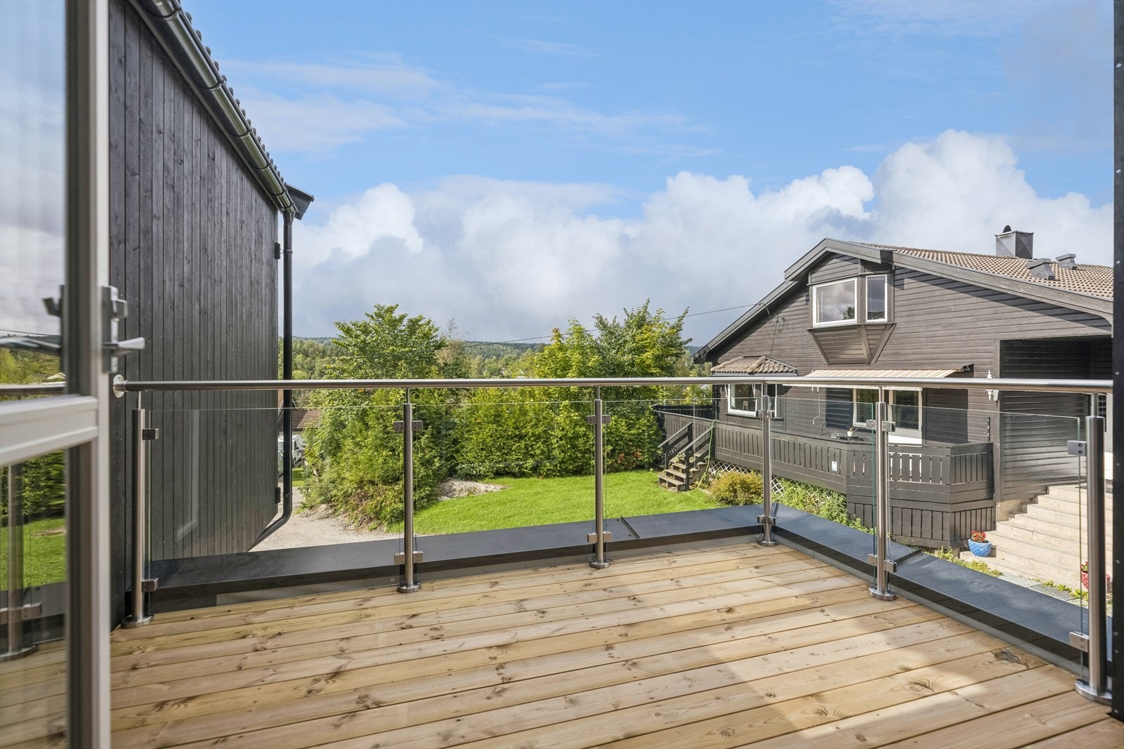 Veranda utenfor stuen i 2. etasje har gode solforhold på ettermiddag og kveld. Galleribilde