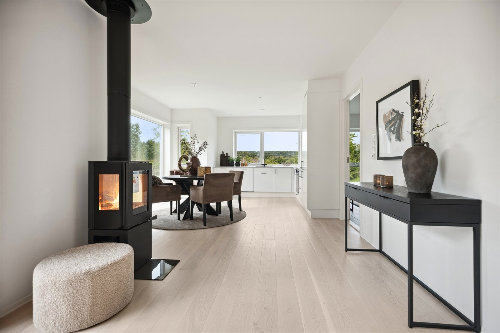 Mye naturlig lys inn i boligen gjennom store vindusflater. Galleribilde