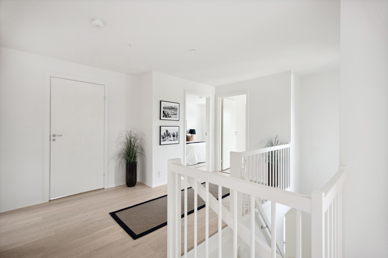 Malt tretrapp fører opp i 2. etasje til romslig gang. Galleribilde