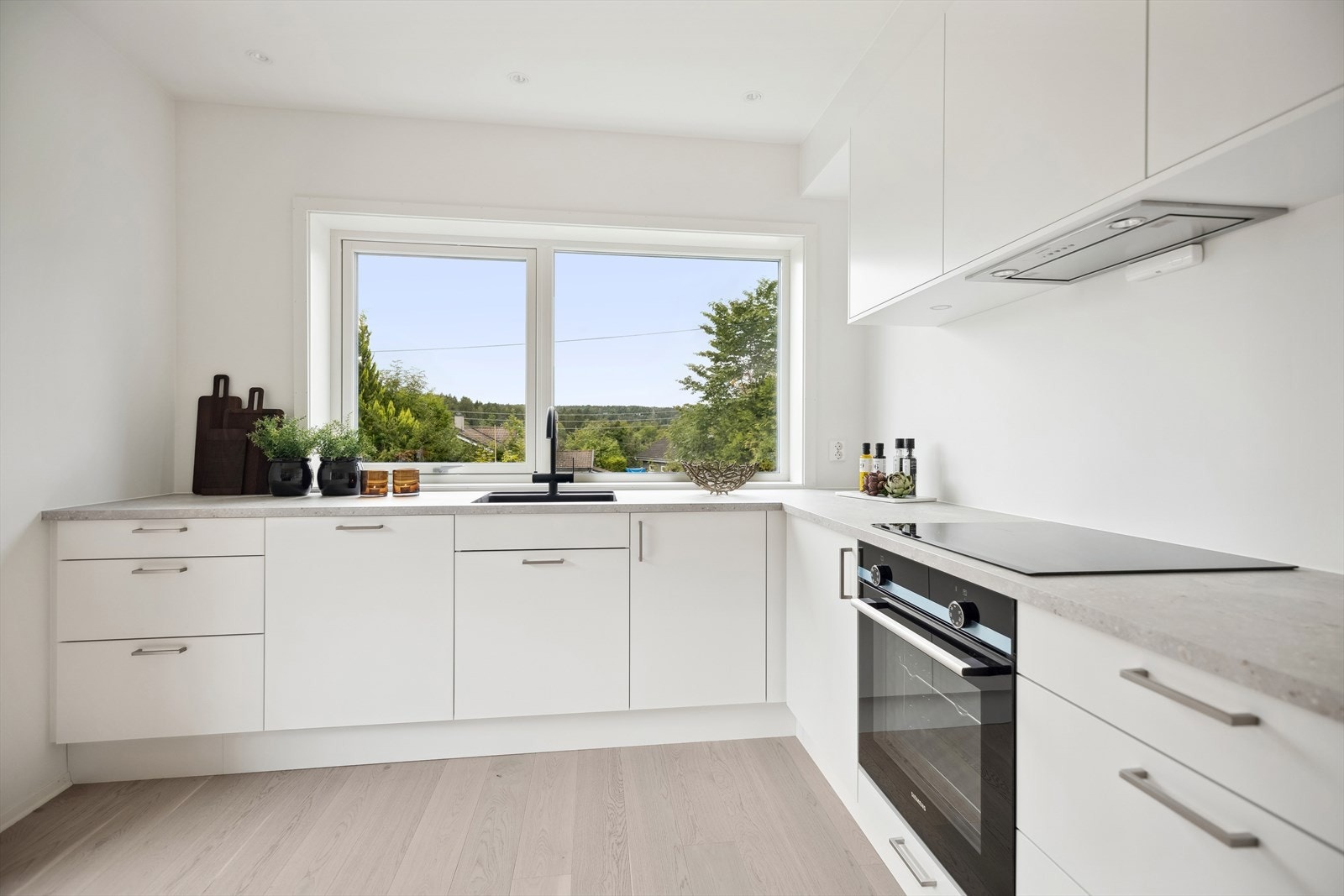 Pent og praktisk kjøkken fra Sigdal med god skap- og benkeplass. Galleribilde