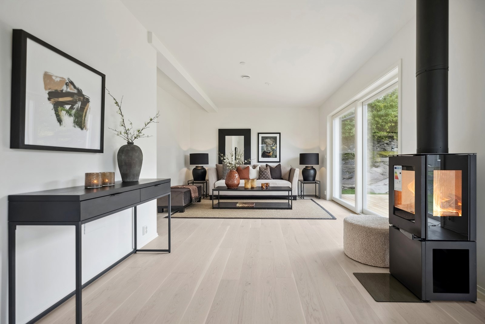 Lys og trivelig stue med moderne peis. Galleribilde