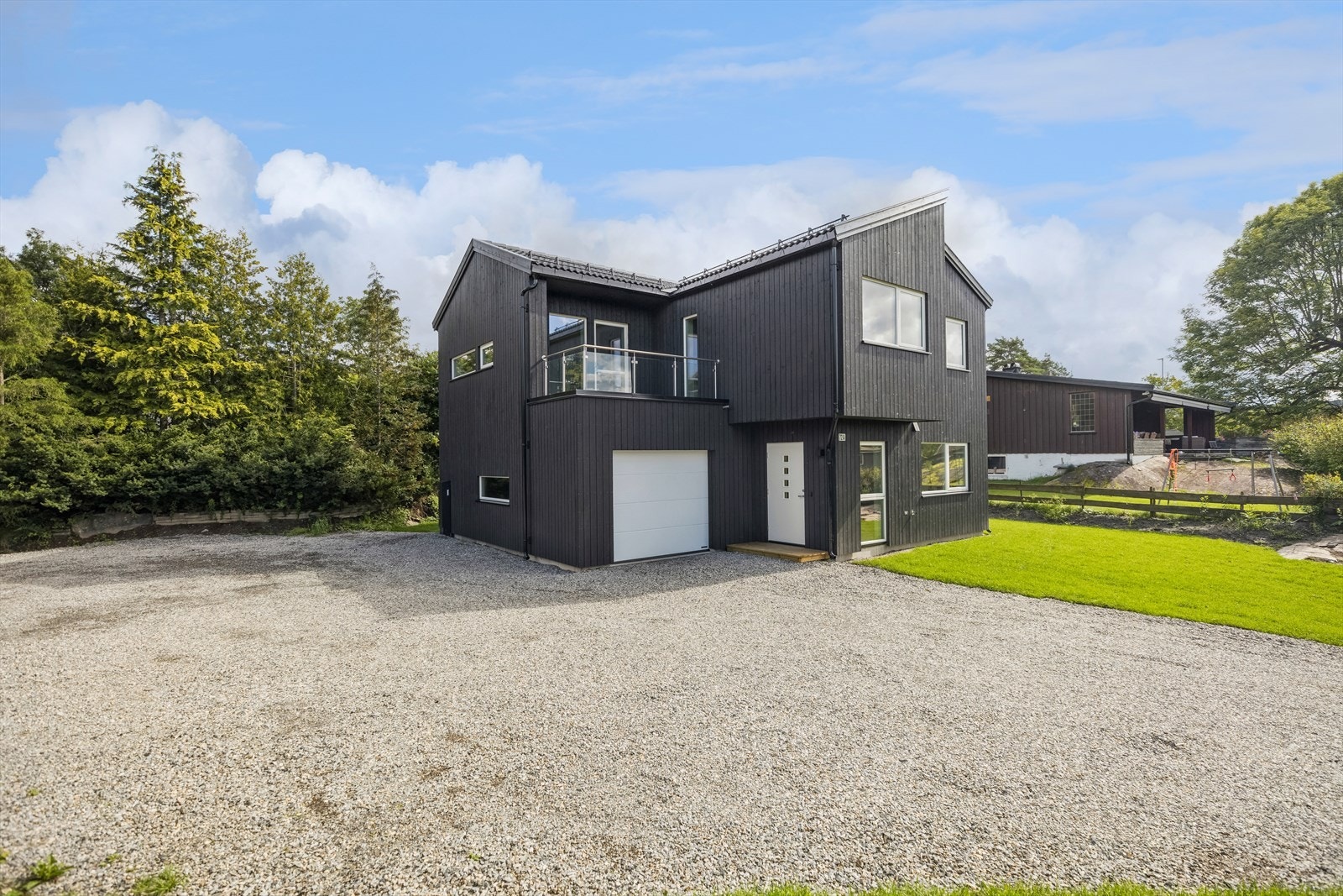 Boligen har parkering i egen garasje og oppstillingsplass ved siden av denne. Galleribilde