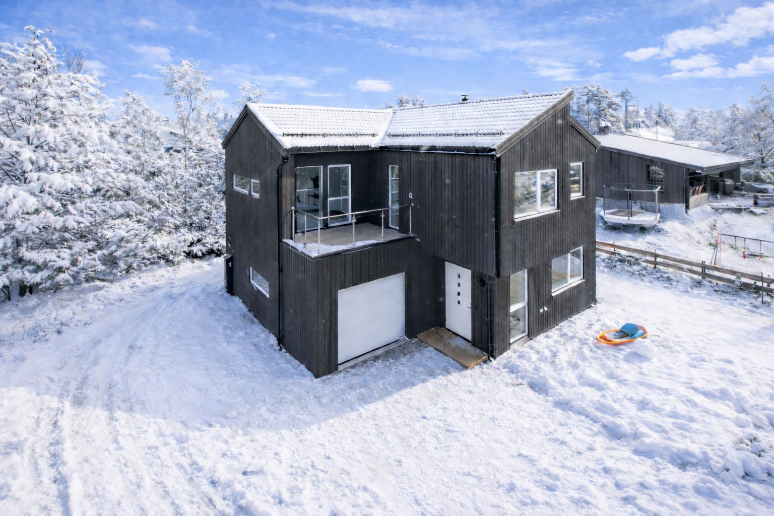 Eiendommen er beliggende i et lite, etablert og barnevennlig (tun)boområdene på Kjærnes i Ås Kommune. Bildet er AI generert. Galleribilde