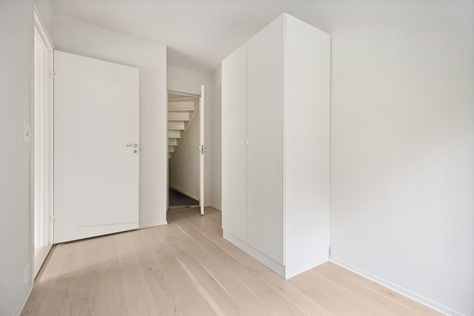 Soverom 1 har en praktisk bod under trappen opp til 2. etasje. Galleribilde