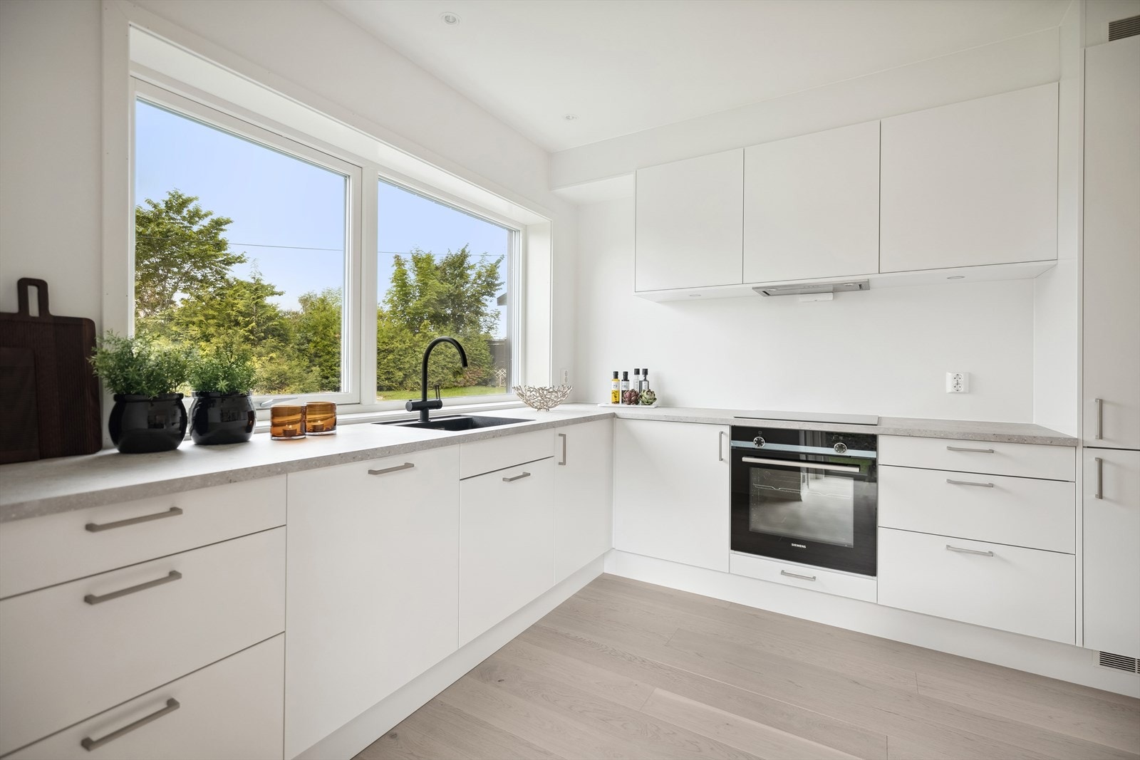 Kjøkkenet leveres med integrerte hvitevarer. Galleribilde