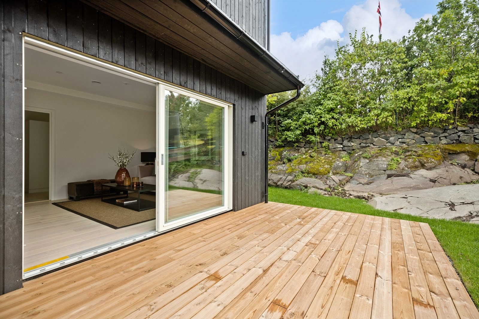 Gode solforhold det meste av dagen. Kveldssolen får du på verandaen i 2. etasje. Galleribilde