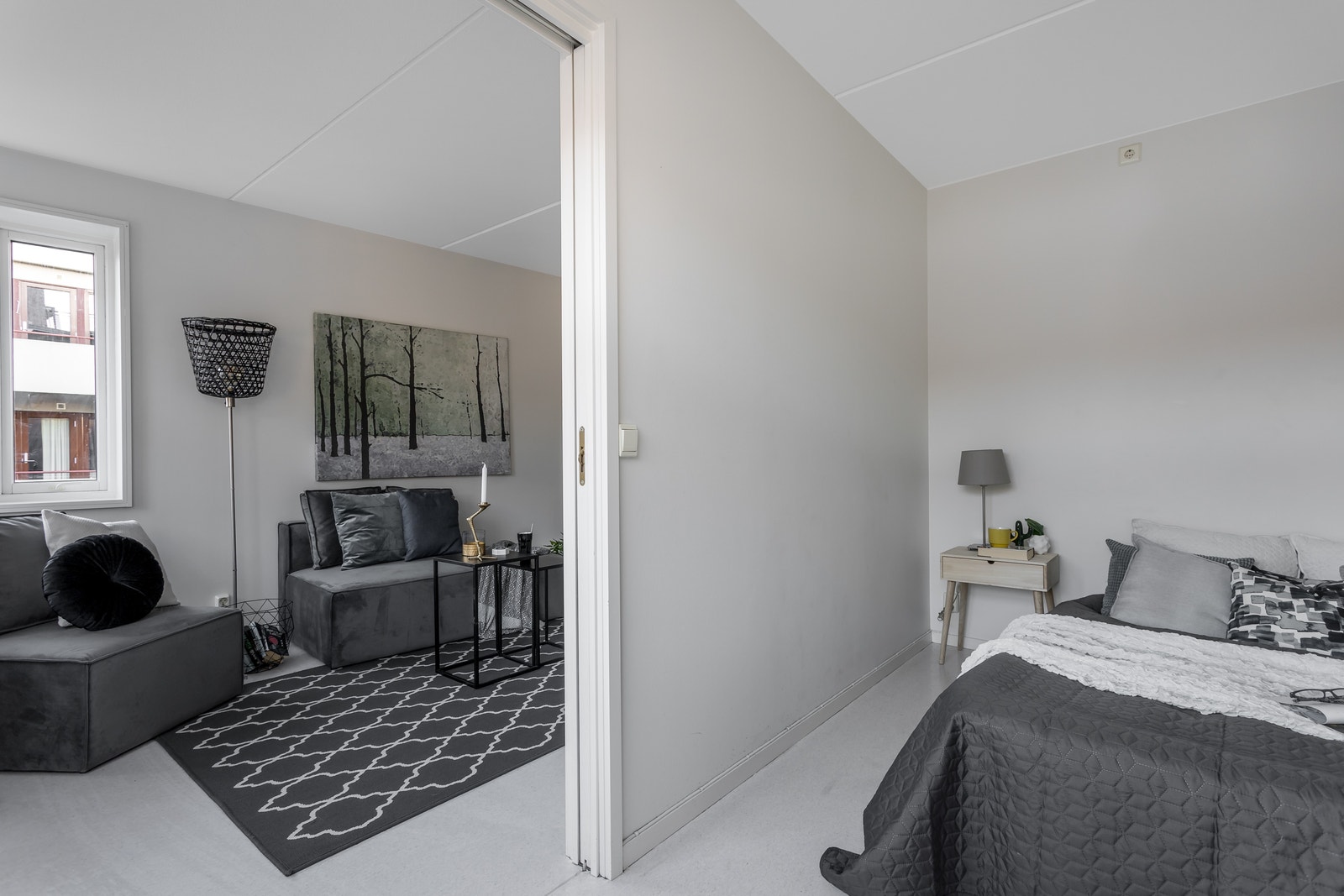 Soverommet har skyvedør mot stue Galleribilde