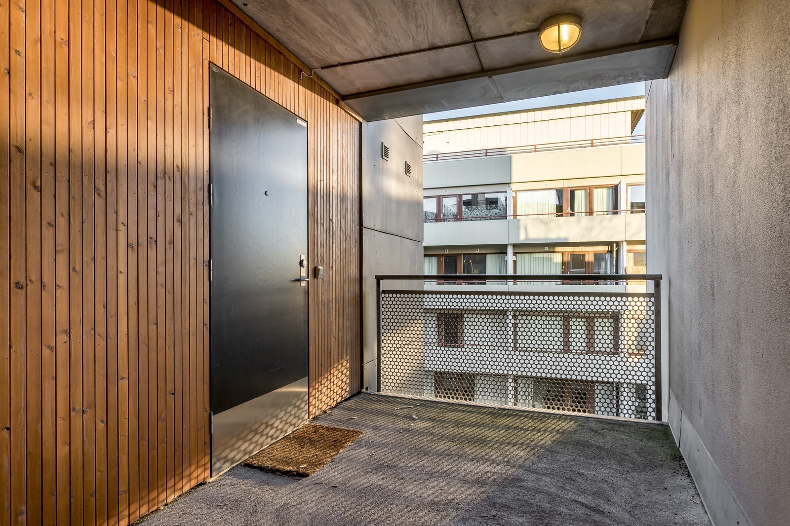 Inngang til leilighet via svalgang. Galleribilde