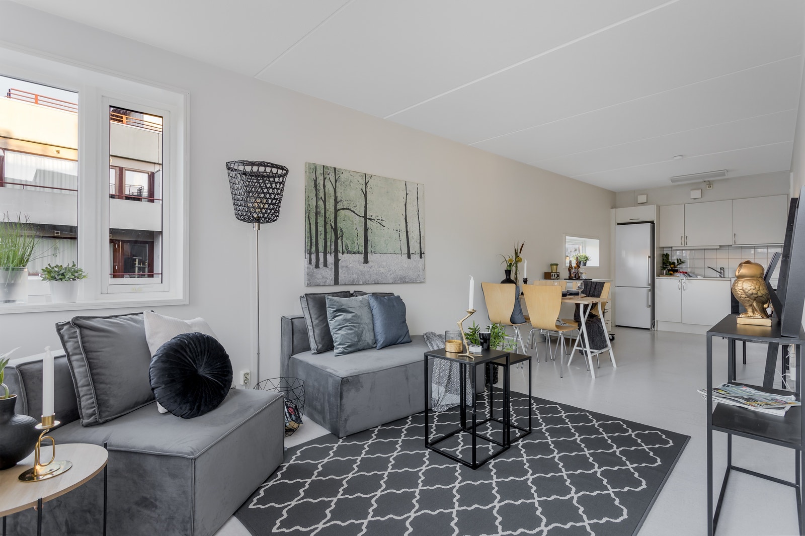 Lys og trivelig stue. Bildene viser en litt større leilighet høyere opp i bygget. Men de har lik planløsning Galleribilde