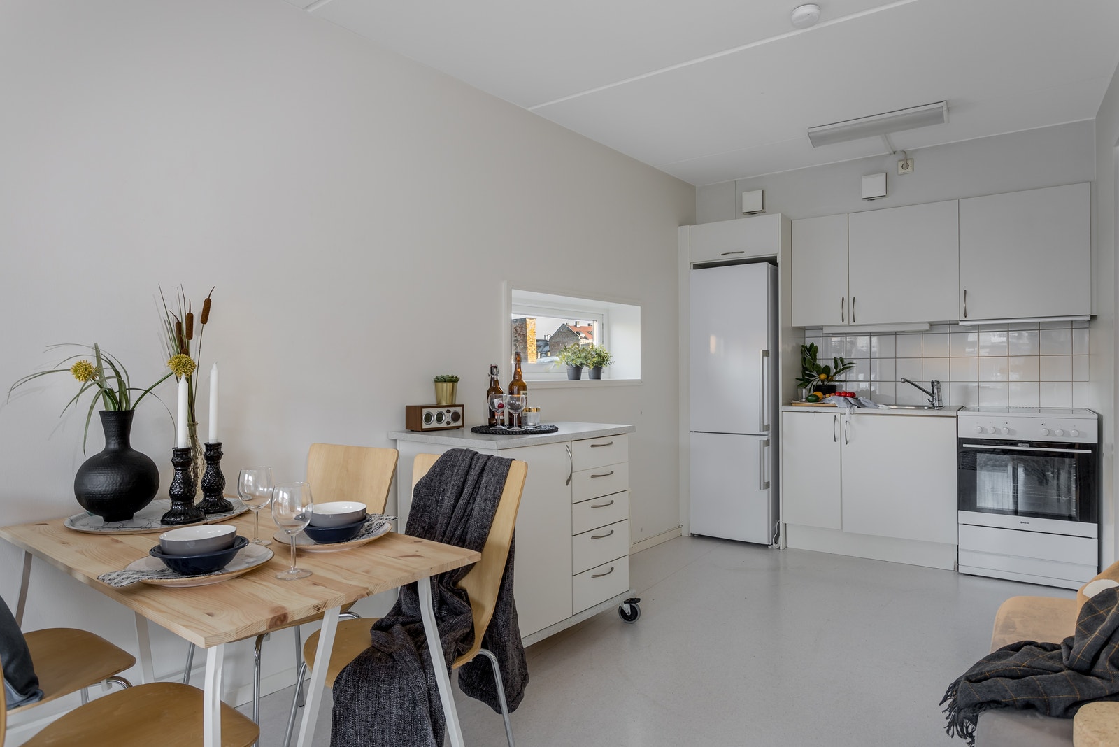 Åpen kjøkkenløsning, leveres med kjøl/frys, komfyr, oppvaskmaskin. Galleribilde