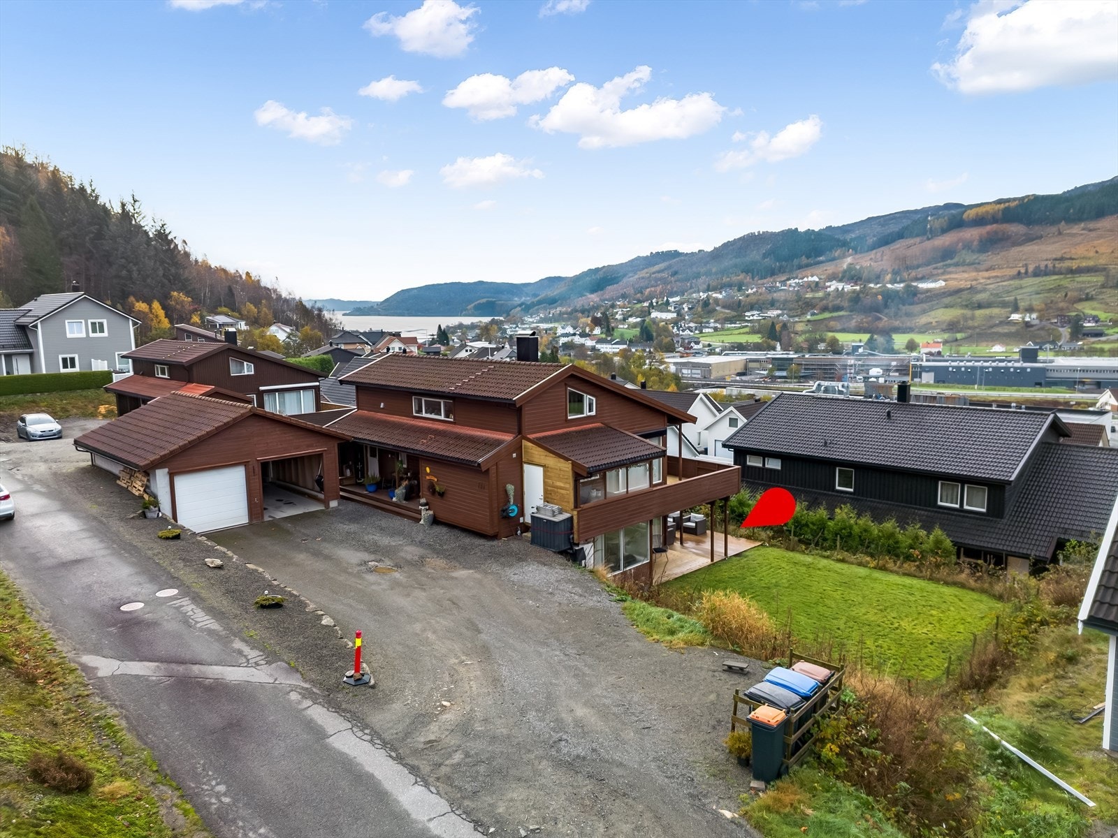 Leiligheten ligger i underetasjen i en tomannsbolig. Galleribilde