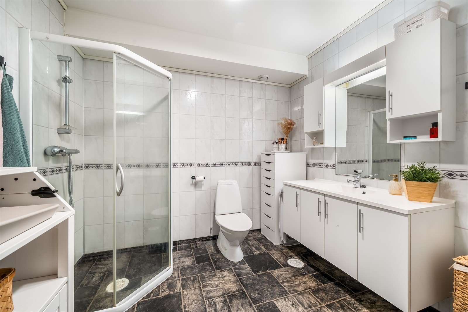 Lyst og romslig baderom. Galleribilde