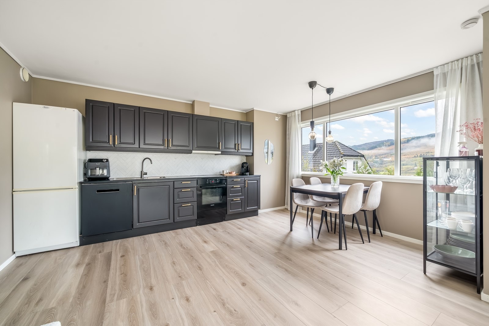 Kjøkken med god plass til spisebord Galleribilde