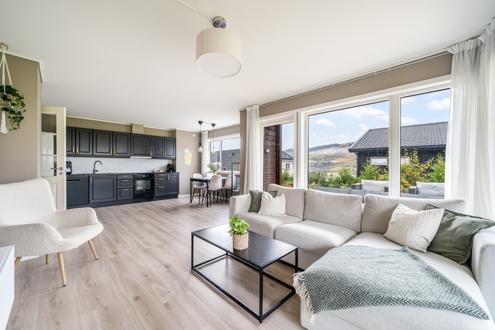 Velkommen til Dyrhammeren 13B på Moi! Galleribilde