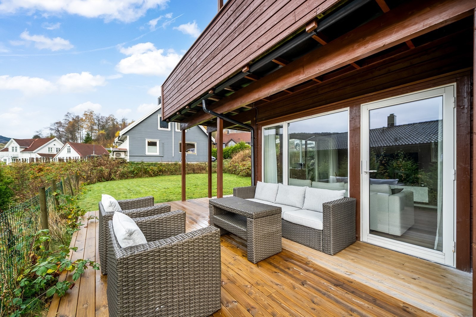 Herlig terrasse med romslig uteplass. Galleribilde